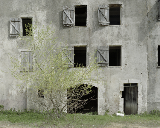 Photographie du village de Brovès par Jeremy Saint-Peyre, photographe et reporter (Life, Le Monde…) de la série The Withered Corpses : The Village, avril 2011.
